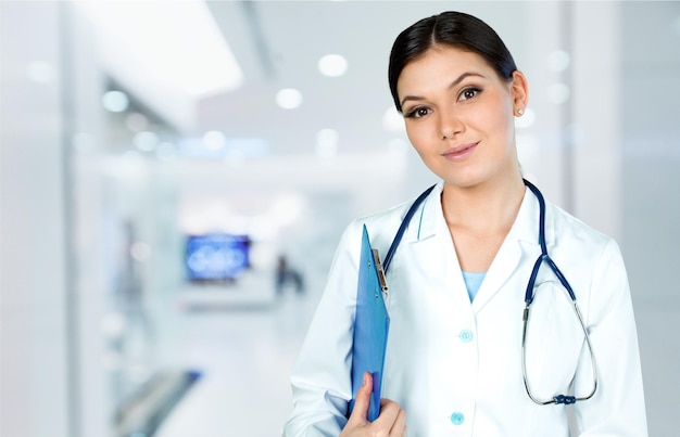 Femme médecin avec stéthoscope sur fond clair