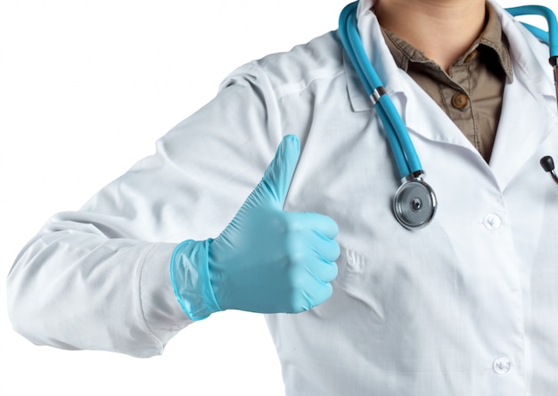 Femme médecin avec un stéthoscope. Isolé sur blanc.