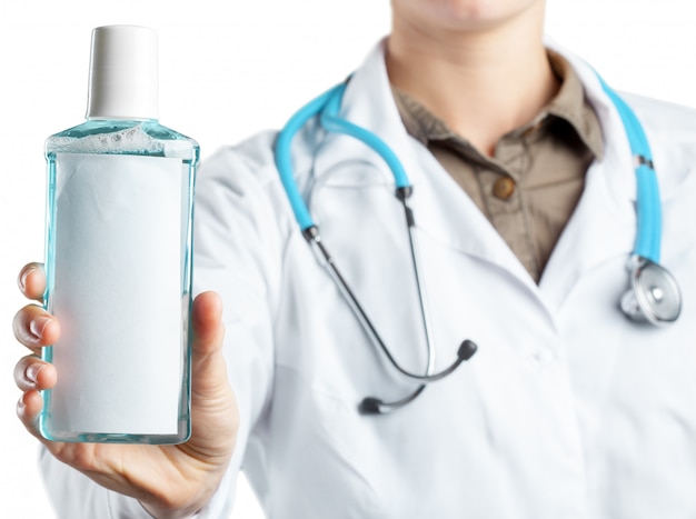 Femme médecin avec un stéthoscope. Isolé sur blanc