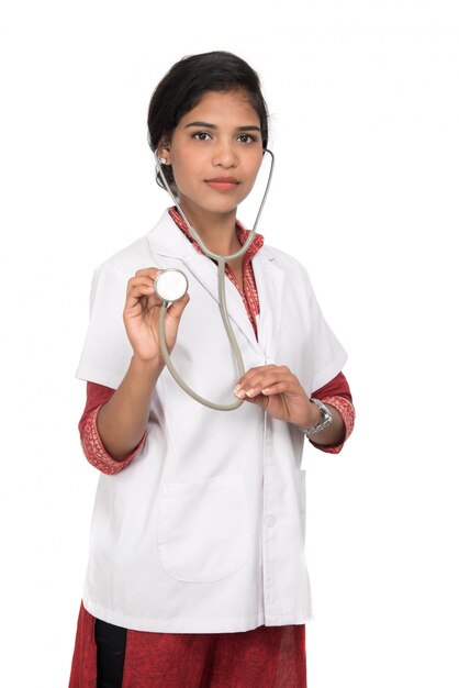 Femme médecin avec un stéthoscope isolé