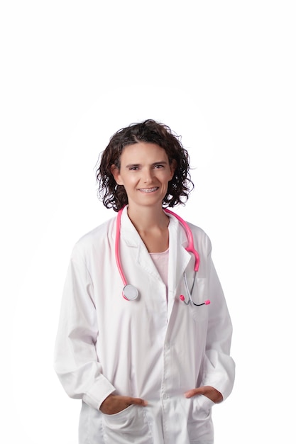 Femme médecin avec stéthoscope rose et blouse de laboratoire.