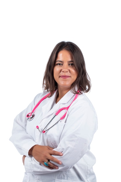 femme médecin avec stéthoscope rose sur fond blanc.