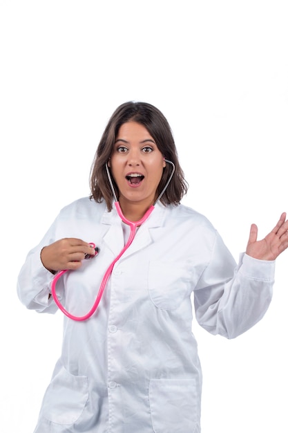 femme médecin avec stéthoscope rose sur fond blanc.