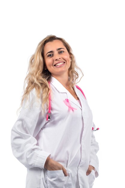 femme médecin avec stéthoscope rose avec ruban rose de cancer du sein sur fond blanc.