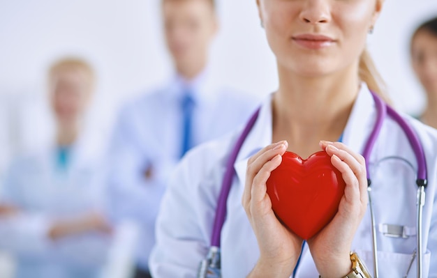 Femme médecin avec stéthoscope tenant coeur.