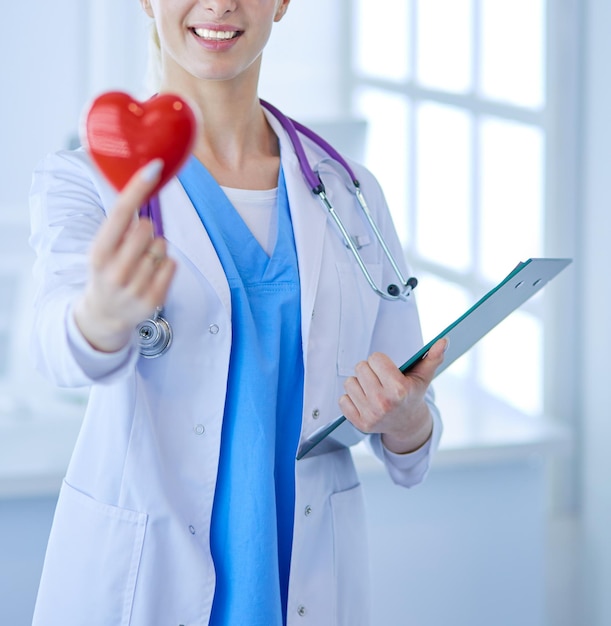 Femme médecin avec stéthoscope tenant coeur.