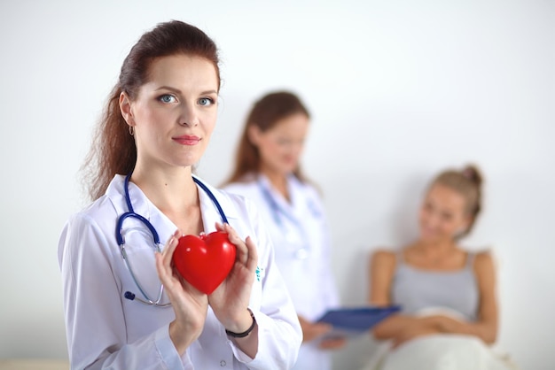 Femme médecin avec stéthoscope tenant coeur