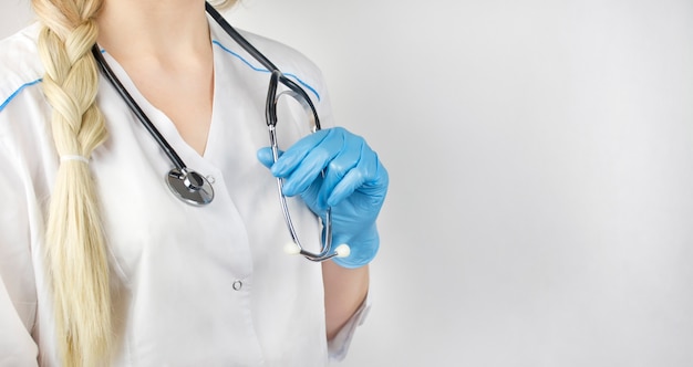 Femme médecin avec un stéthoscope