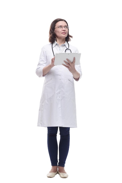 Femme médecin avec une tablette numérique isolée sur fond blanc