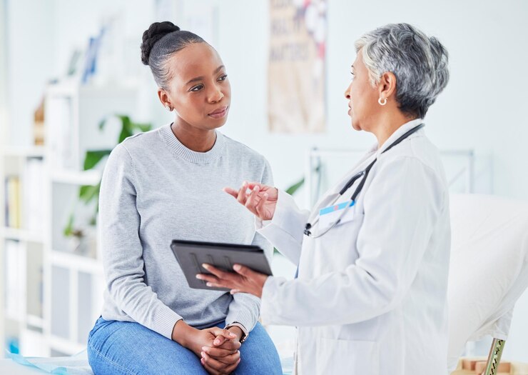 Photo femme médecin et tablette pour les conseils en matière de soins de santé à l'hôpital et le soutien aux résultats d'examen et de test au lit expert senior ou personnel médical sur la technologie numérique pour l'inscription et la consultation à la clinique