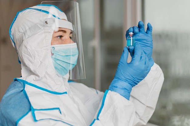 Photo femme médecin tenant une bouteille de vaccin