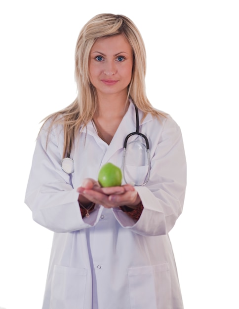 Femme médecin tenant une pomme