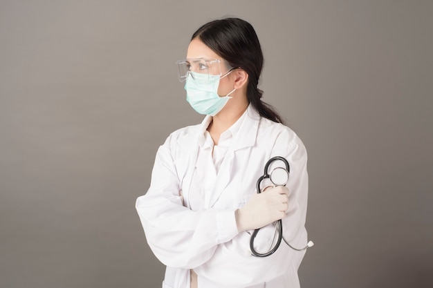 femme médecin tient un stéthoscope