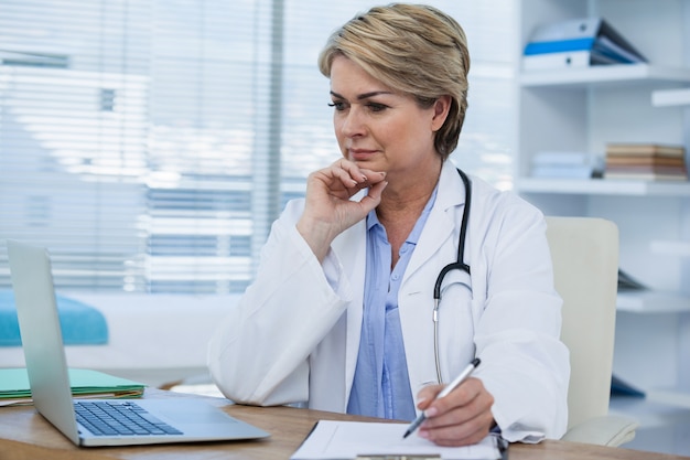 Femme médecin travaillant à son bureau