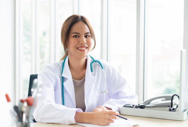 Photo une femme médecin travaille dans un bureau d'un hôpital ou d'une clinique sourire et femme confiante