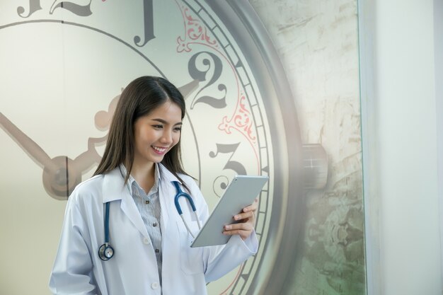 Femme médecin travaille avec tablette numérique. Concept de technologie de médecine.