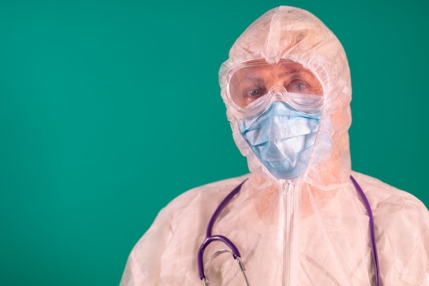 Femme médecin en uniforme de costume EPI avec stéthoscope sur l'épaule