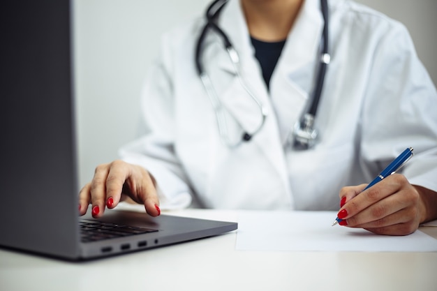 Femme médecin en uniforme à son bureau