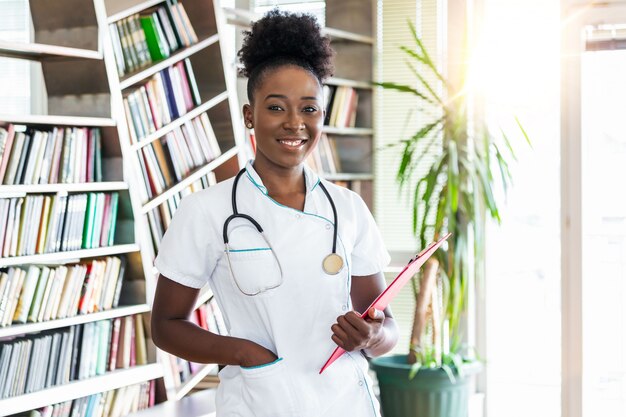 Femme médecin en uniforme avec stéthoscope