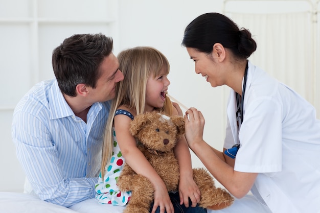 Femme médecin vérifiant la gorge de son patient