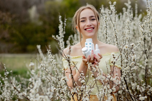 Femme avec des médicaments dans les mains