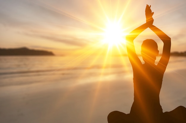 Femme méditant dans le yoga femme sur fond de mer