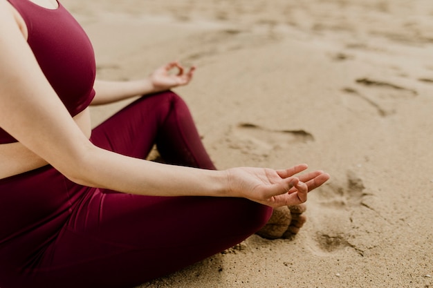 Femme méditant sur la plage