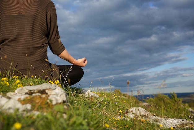 Femme méditant en position de yoga