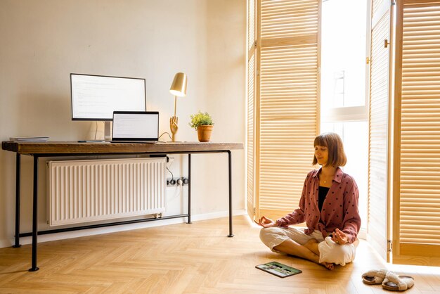 Femme médite au bureau à domicile