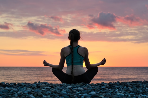 Femme, méditer, plage, lotus, position