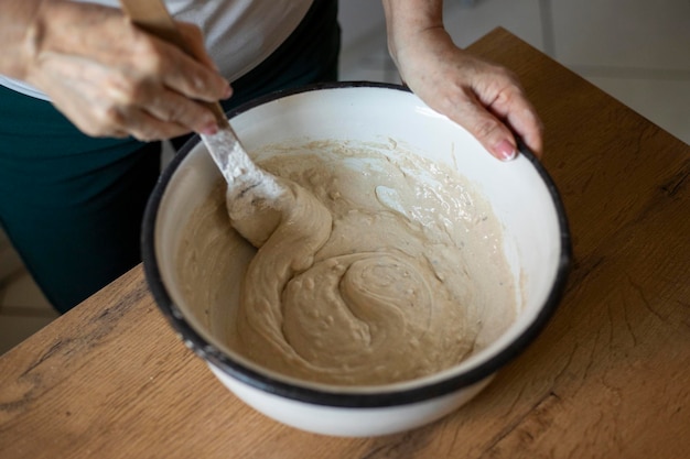 Femme mélangeant le levain dans un bol