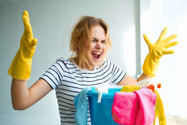 Femme de ménage avec des gants de travail pense femme au foyer