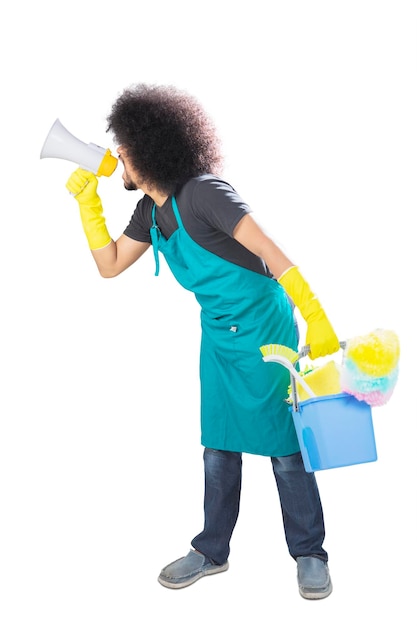 Photo une femme de ménage hurle dans un mégaphone tout en tenant un seau sur un fond blanc.
