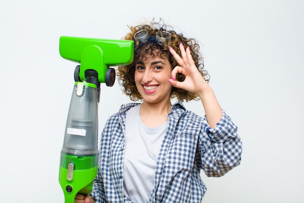 Femme de ménage jolie femme avec un aspirateur