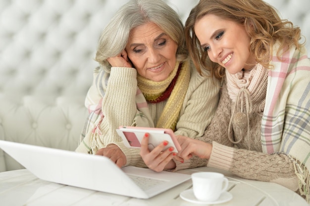 Femme et mère utilisant un smartphone