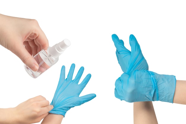 La femme met des gants en caoutchouc bleus. Isolé sur blanc.