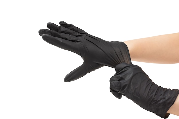 Femme met des gants en caoutchouc noir isolé sur blanc