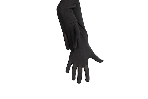 La femme met de longs gants noirs isolés sur fond blanc.