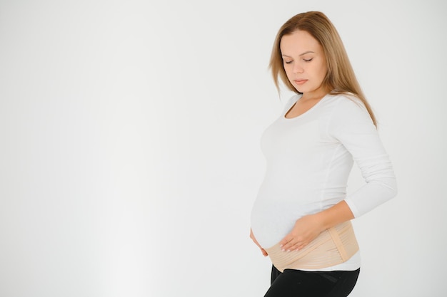 La femme met un pansement pour les femmes enceintes. Fermer.