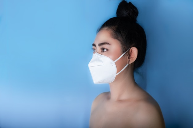 femme mettant un masque respiratoire N95