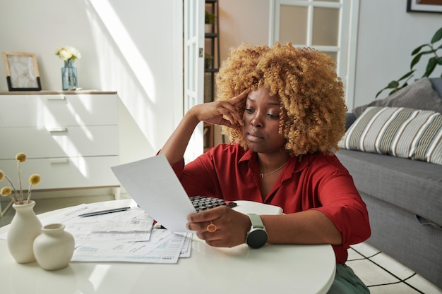 Femme mettant de l'ordre dans son entreprise à domicile