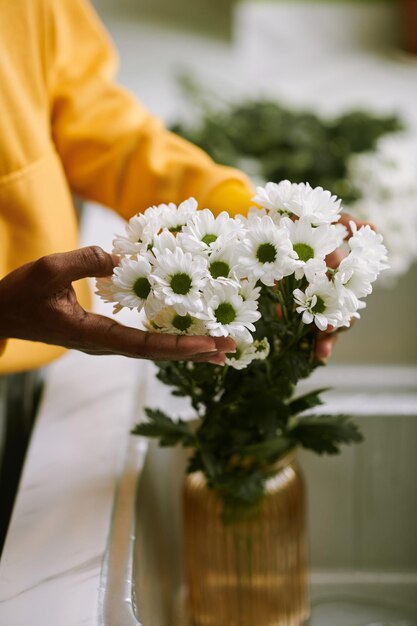 femme, mettre, fleurs, dans, vase