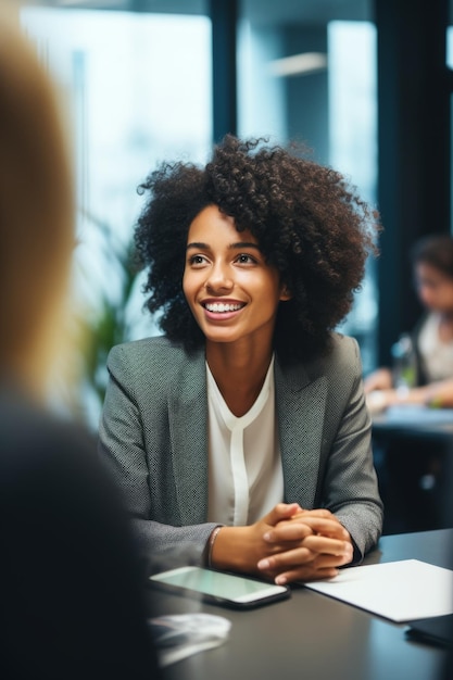 femme avec un microphone lors d'une conférence publique IA générative