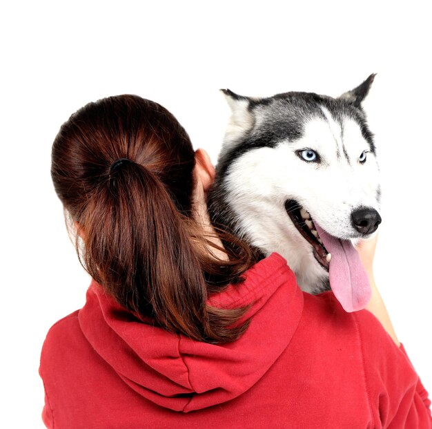 Femme et mignon husky isolé sur blanc