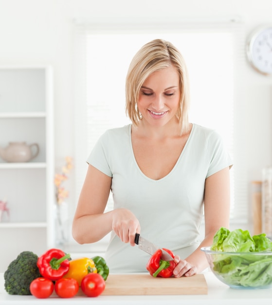 Femme mignonne coupe légumes