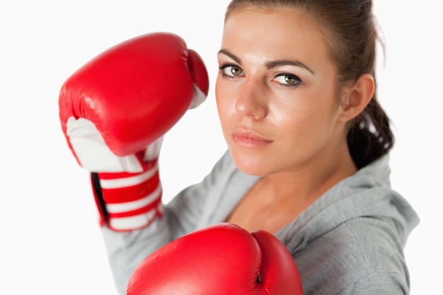 Femme mignonne avec des gants de boxe