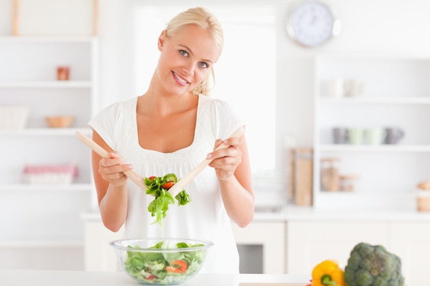 Femme mignonne, mélange, salade