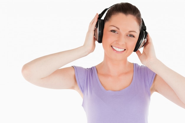 Femme mignonne posant avec un casque en position debout