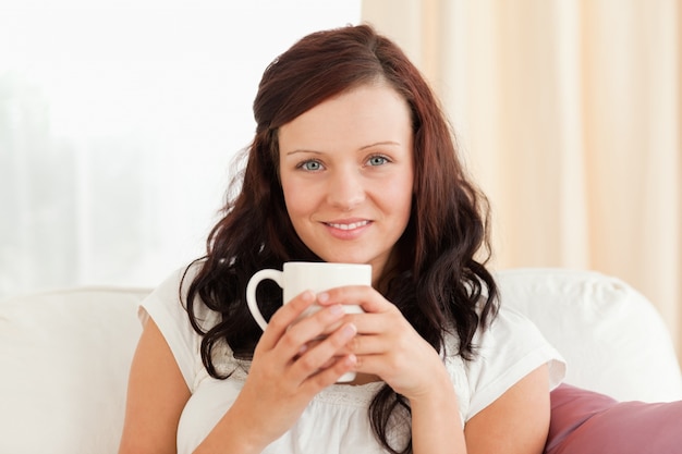 Femme mignonne tenant une tasse