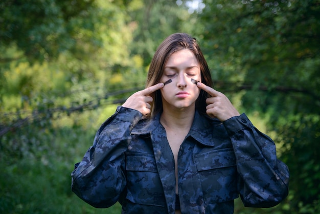 Femme militaire dans la forêt